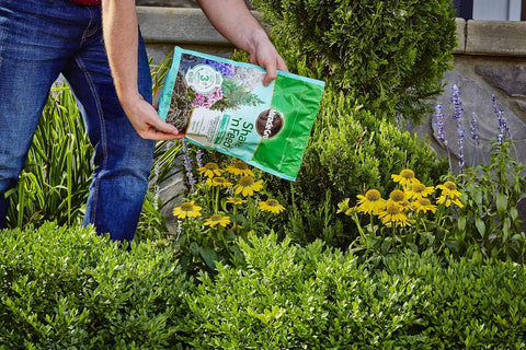 Miracle Gro 3002410 8 LB Bag of Shake 'N Feed Flowering Trees & Shrubs Plant Food