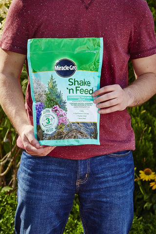 Miracle Gro 3002410 8 LB Bag of Shake 'N Feed Flowering Trees & Shrubs Plant Food